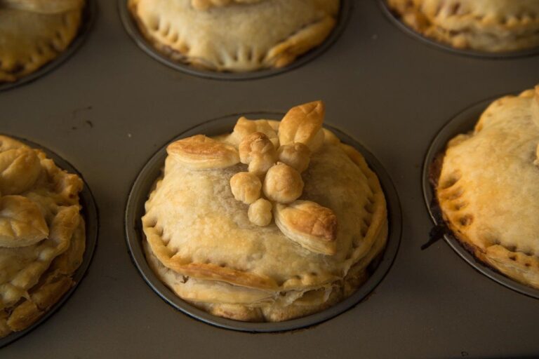 meat pie, puff paste, flaky pastry-273518.jpg